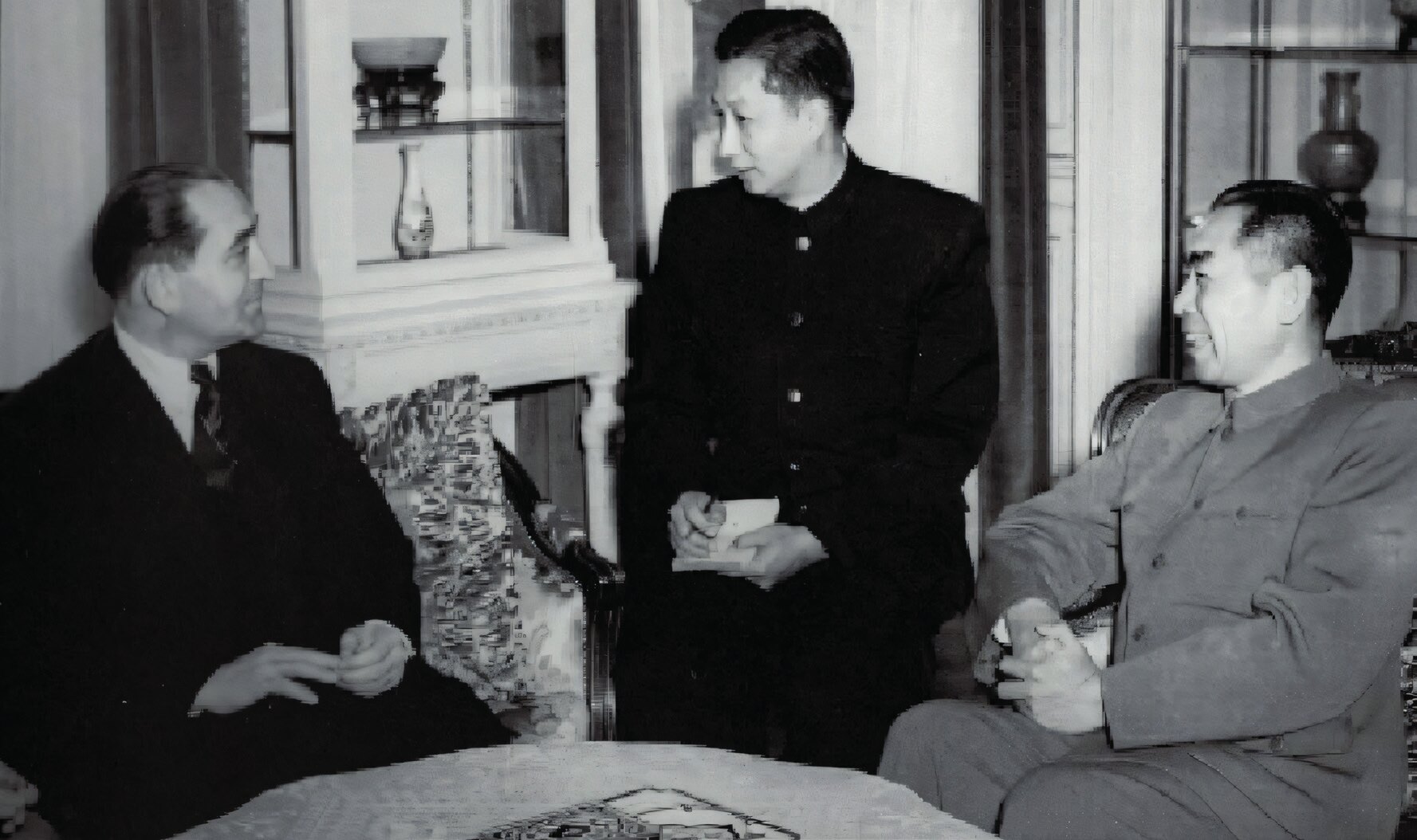 On June 19, 1954, Premier and Foreign Minister Zhou Enlai (right) and French Prime Minister and Foreign Minister Pierre Mendès France (left) first discussed establishing diplomatic relations at the Chinese embassy in Switzerland (Photo: China Daily, 2021).
