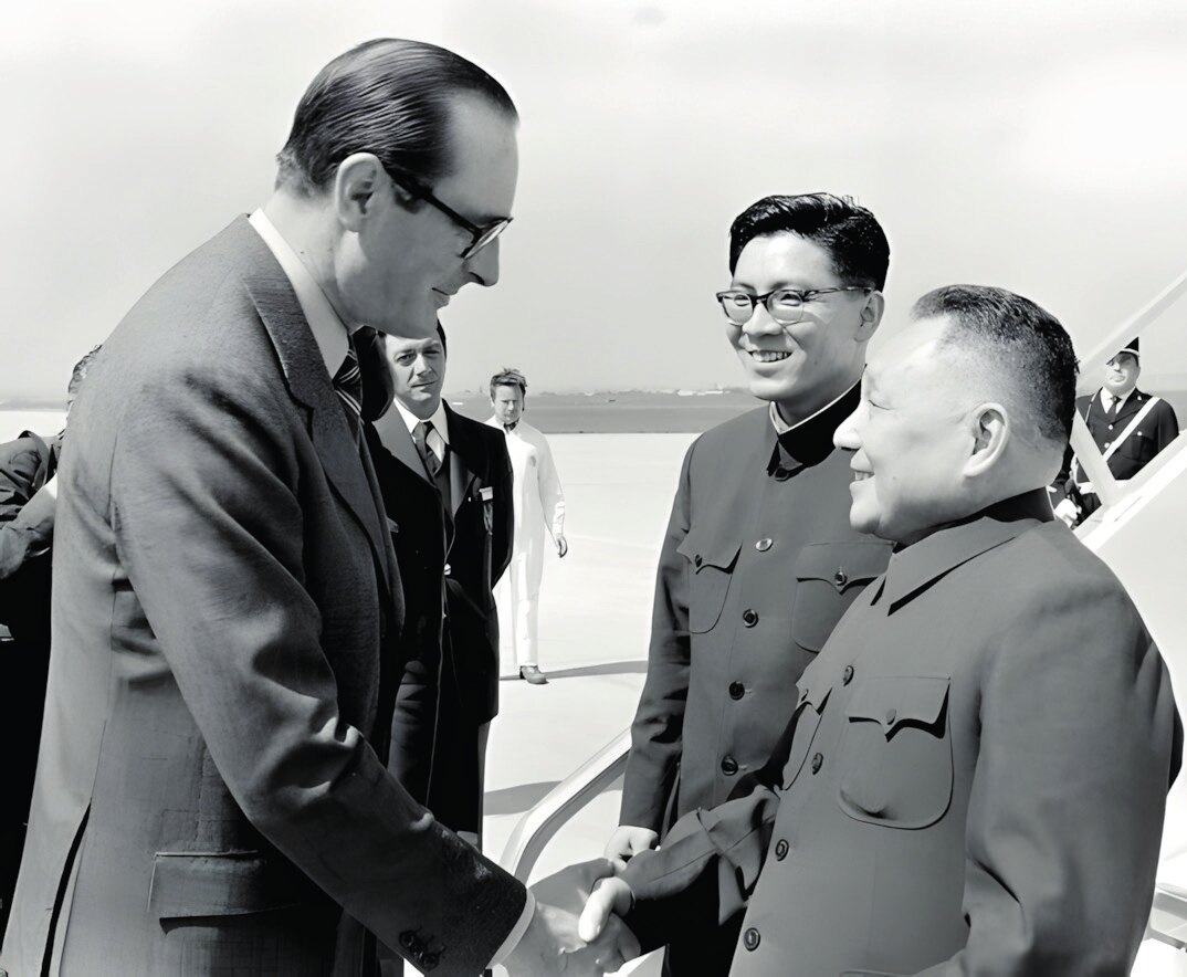 French Prime Minister Jacques Chirac (left) welcomes Vice Premier Deng Xiaoping (right) at the airport on May 12, 1975 (Photo: China Daily, 2014).