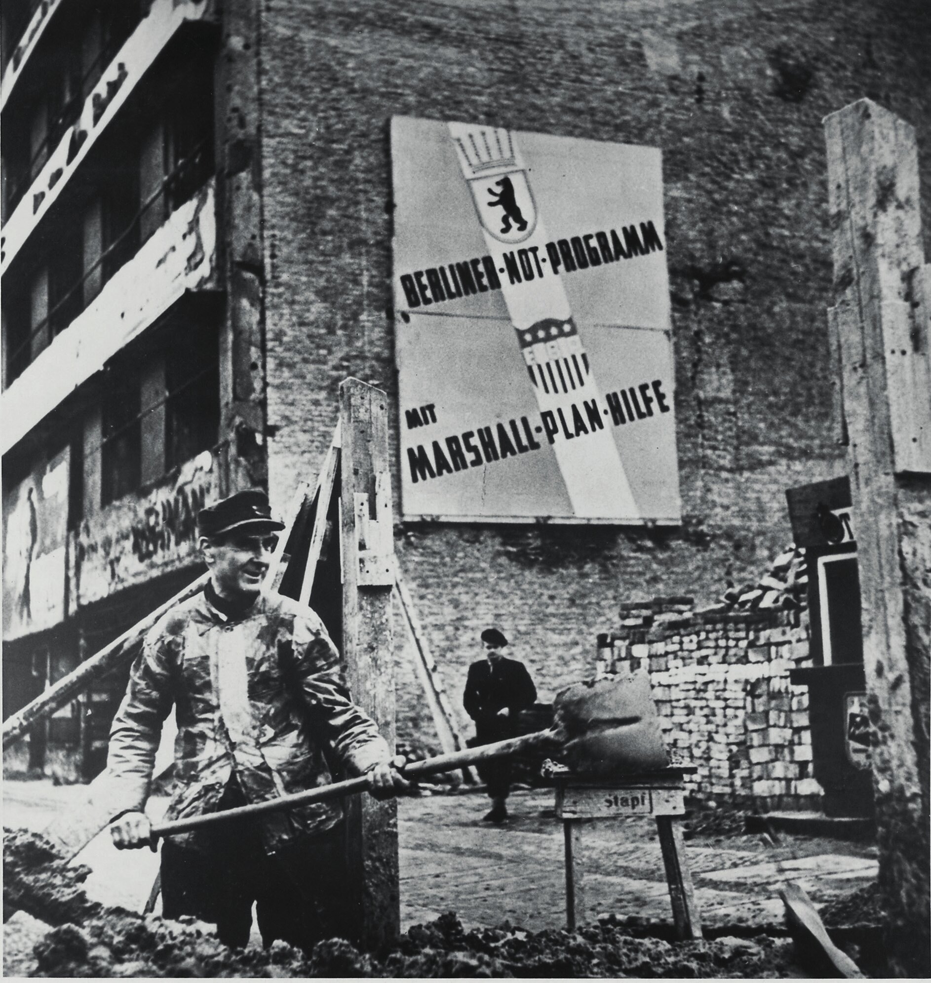 “With the Marshall Plan, the USA promoted re-industrialization in Western Europe after 1945. However, the funds were only available when left-wing, communist, anti-fascist parties and nationalist politicians such as Charles de Gaulle were driven out of government” (Photo: National Archives, 2024).