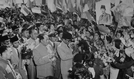 On September 30, 1956, Mao Zedong, Zhu De, Zhou Enlai and others welcomed Indonesian President Sukarno and his entourage at the Capital Airport (Photograph: The Paper, 2019).