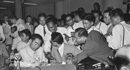 During a break in the Bandung Conference from April 18-24, 1955, people from all parties asked Premier Zhou Enlai to sign a souvenir (Photograph: Qian Sijie/Xinhua, 1955).