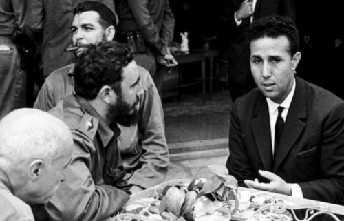 Algerian leader Ahmed Ben Bella (left) meets with Che Guevara (center) and Fidel Castro during his visit to Cuba in 1962 (Photograph: Picyrl, n.d.).