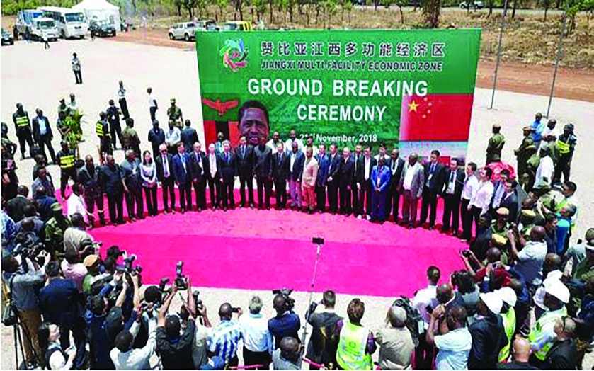 Çinli girişimciler, Zambia’da kurulacak olan Jiangxi Çok Tesisli Ekonomik Bölgesi’nin temel atma törenindeler. (Wang Chao/ Xinhua, 2018)