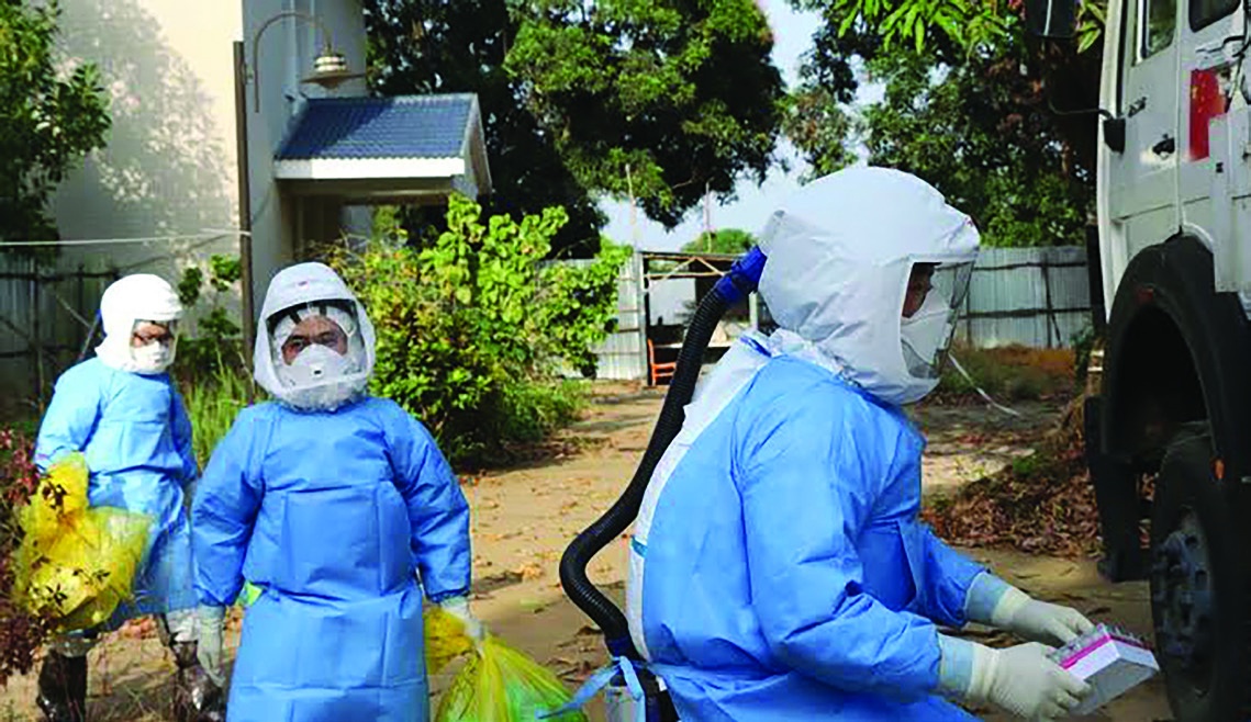 Çin gezici laboratuvar ekibi, Ebola’nın yayıldığı Sierra Leone’nin başkenti Freetown’daki laboratuvara giderken. (Xinhua, 2015)