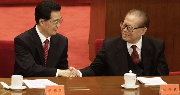 Önceki Çin Cumhurbaşkanı Hu Jintao, 1911 Devrimi’nin yüzüncü yılı nedeniyle Büyük Halk Salonu’nda düzenlenen törende eski lider Jiang Zemin ile, 9 Ekim 2011. (China Daily, 2011)