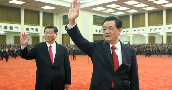 Hu Jintao ve Xi Jinping ÇKP 18. Genel Kurultay’ında delegeleri selamlıyor, 16 Kasım 2012. (Hua You /China Daily, 2012)