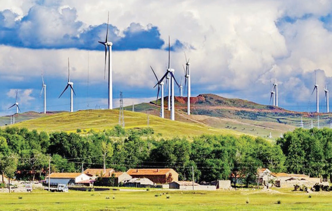 Kuzey Çin’in Hebei eyaletinde yer alan Zhangjiakou'da bir rüzgar enerjisi santrali. (Xinhua, 2021)