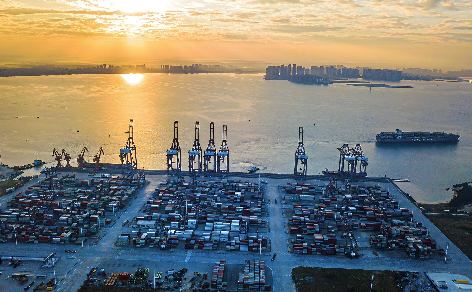 Global Development Initiative promotes the achievement of the Sustainable Development Goals. Aerial photo taken on December 5, 2021 shows a sunrise view of the Yangpu international container port in the Yangpu economic development zone in southern China’s Hainan Province (Photo: Xinhua, 2021).