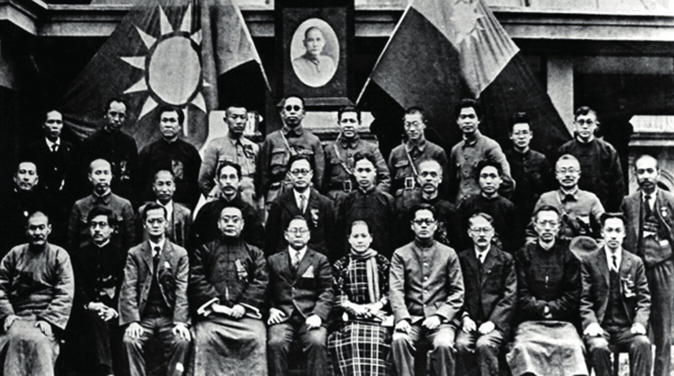 On March 10-17, 1927, Mao Zedong and Dong Biwu attended the Third Plenary Session of the Kuomintang's Second National Congress in Wuhan. The photo shows the delegates posing for a group photo in front of the Wuhan National Government Building during the meeting. Second row: Dong Biwu (second from left) and Mao Zedong (third from right) (Photo: Sohu, 2023).