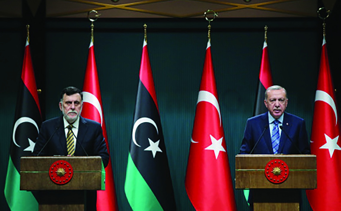 Türkiye Cumhuriyeti Cumhurbaşkanı Recep Tayyip Erdoğan UMH Başkanı Fayez Serrac ile birlikte (Mustafa Kaya/ Xinhua, 2020).
