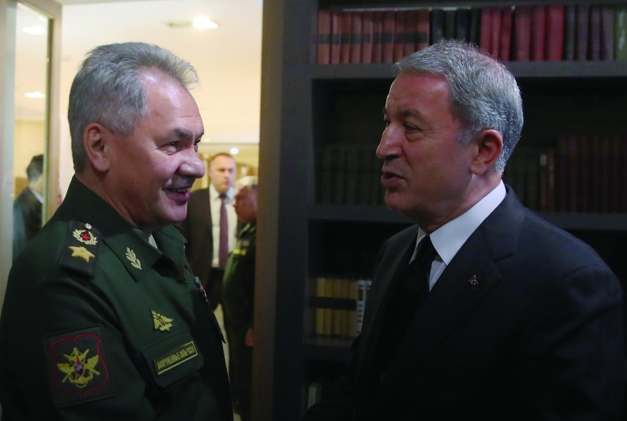 Türkiye Cumhuriyeti Savunma Bakanı Hulusi Akar, Rus mevkidaşı Sergey Şoygu ile. (Türkiye Cumhuriyeti İletişim Başkanlığı, 2019)