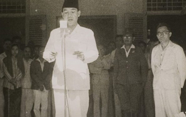 President Sukarno reads the Declaration of Independence of the Republic of Indonesia in Jakarta on August 17, 1945 (Photograph: UMSU Law School, 2024).