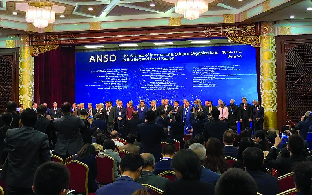 ANSO'nun açılış etkinliğine Kuşak ve Yol güzergahından 40 ülke ve bölgeden yaklaşık 700 bilim temsilcisi katıldı. (CGTN, 2018)