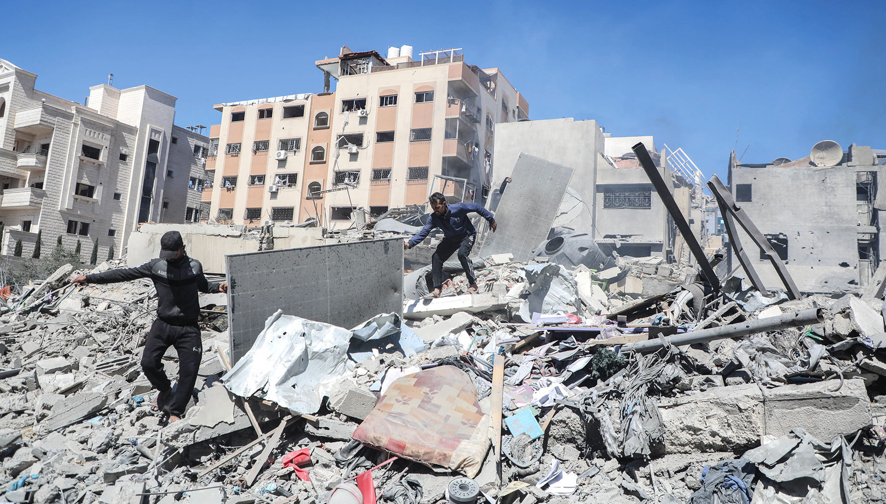“Batı, İsrail’in Arap komşularıyla çatışmalarında sarsılmaz destek sağlamıştır”. 19 Mart 2025'te Gazze Şehri'nin güneyindeki Sabra mahallesinde İsrail'in bombardımanı sonucu en az 25 Filistinli öldü ve düzinelercesi yaralandı (Fotoğraf: China Daily, 2025).