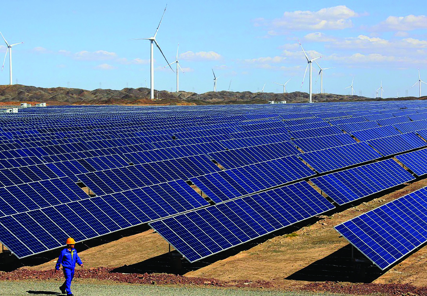 A technician inspects solar panels at a photovoltaic farm in Hami, Xinjiang Uygur autonomous region. (Cai Zengle/China Daily, 2021)