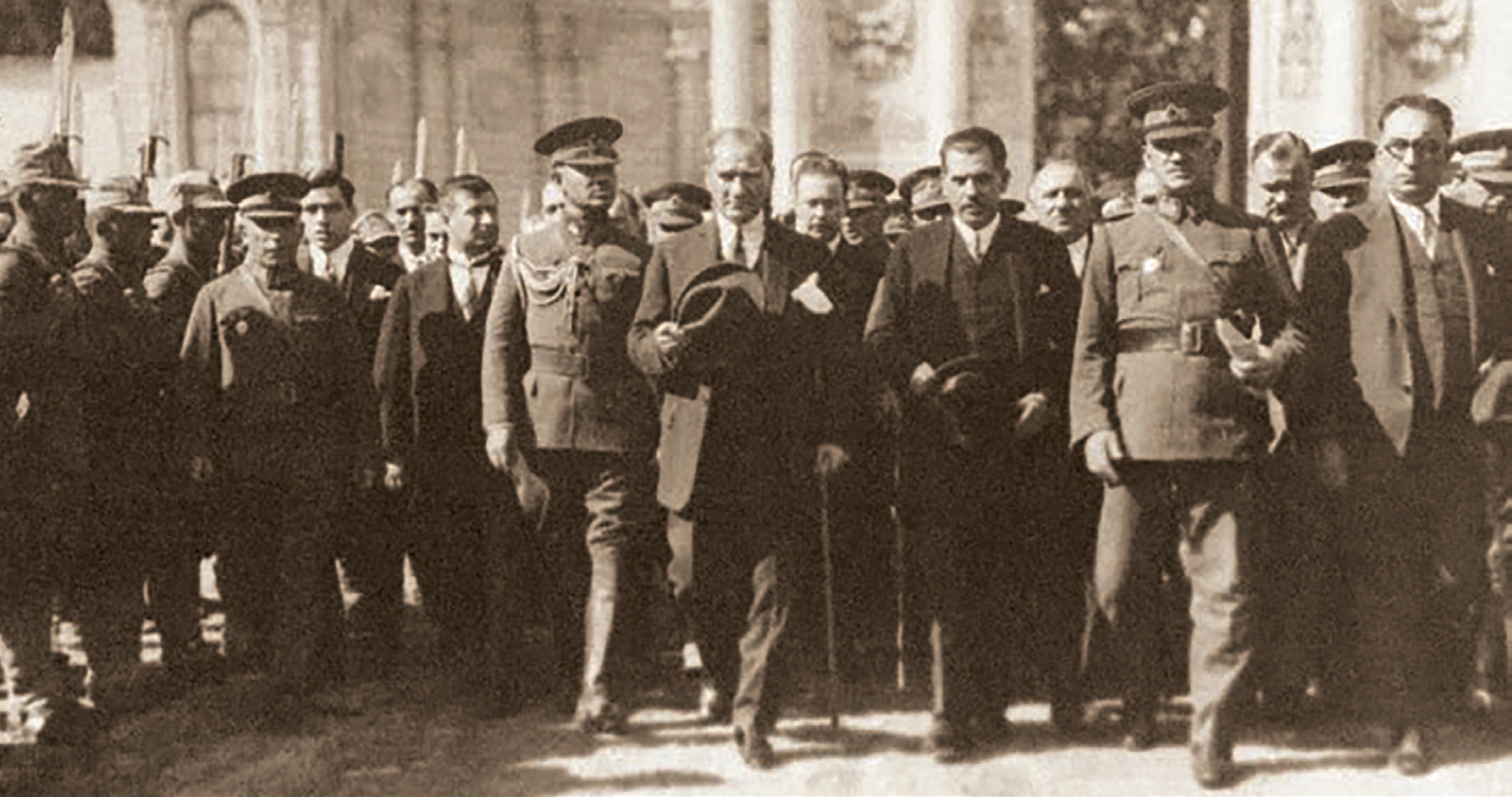 Atatürk Dolmabahçe Sarayı’nda. (Atatürk sitesi, 2021)