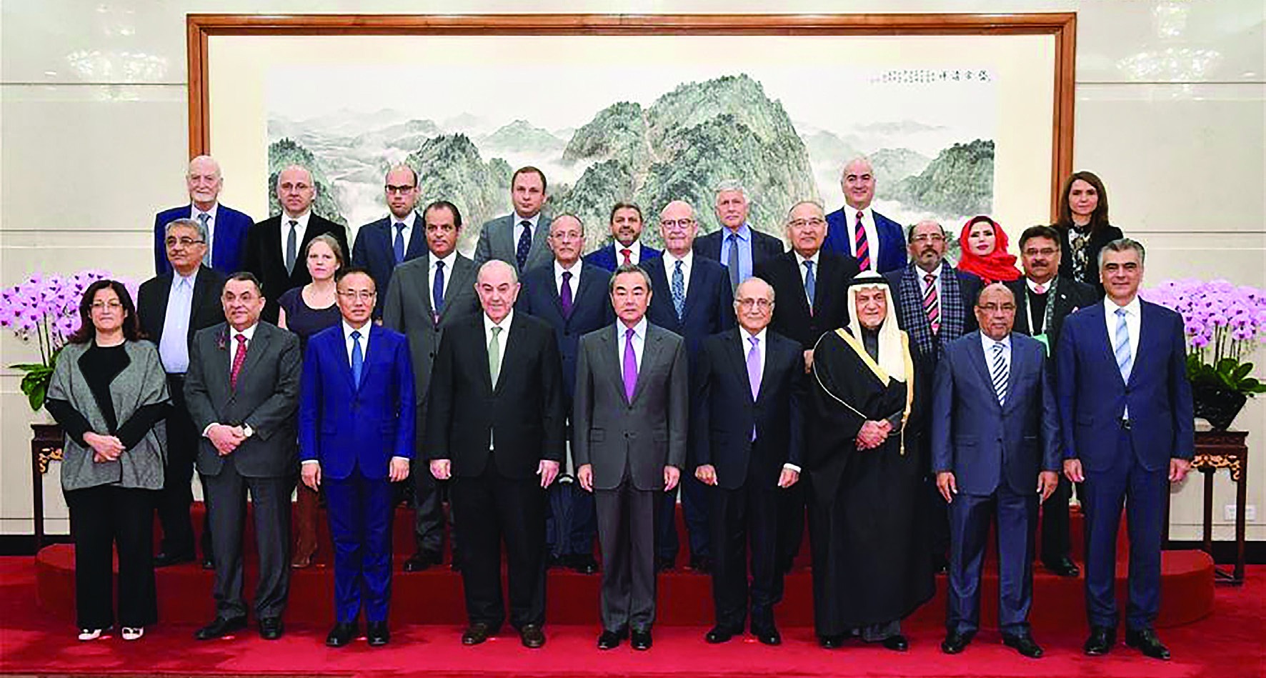 Çin Dışişleri Bakanı Wang Yi, Çin'in başkenti Pekin'deki Ortadoğu Güvenlik Forumu'na katılan yabancı konuklarla bir araya geldi, 27 Kasım 2019.