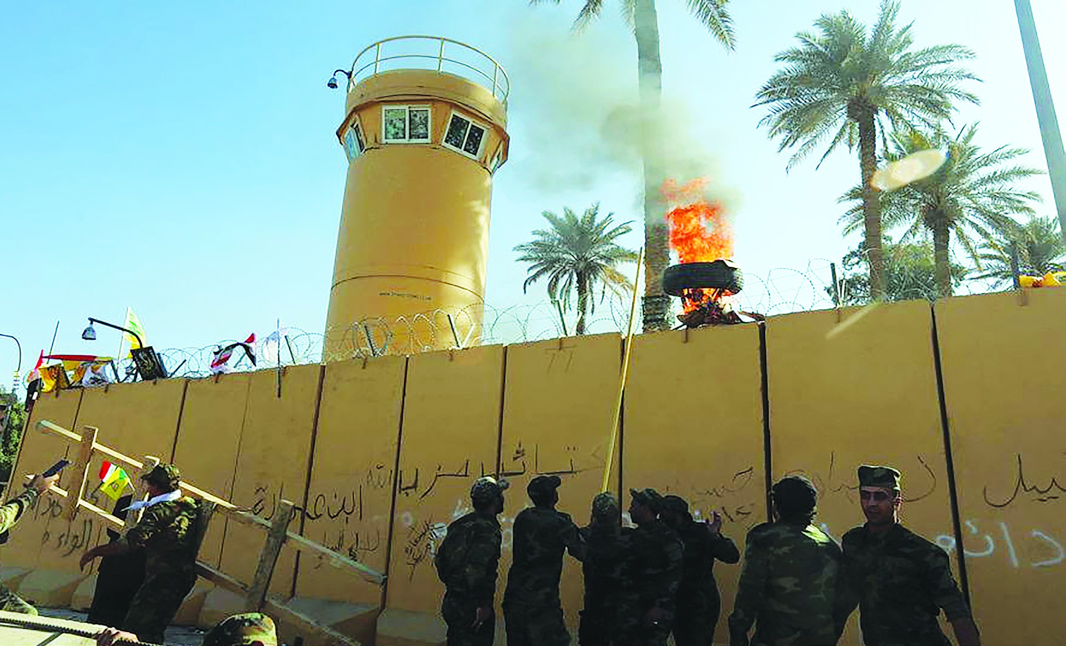 Irak'ın başkenti Bağdat'taki ABD Büyükelçiliği'ni kuşatan protestocular (31 Aralık 2019)