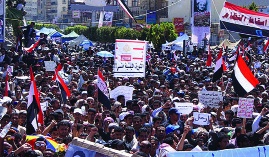 Sana Üniversitesi'ne yürüyen onbinlerce Yemenli gösterici, 1 Mart 2011.