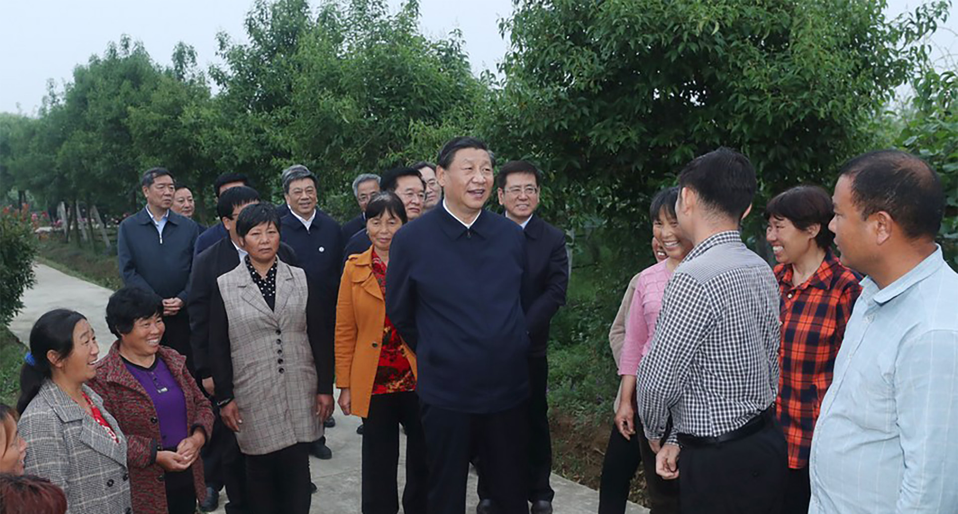 President Xi Jinping chaired and delivered a key speech at a forum on high-quality follow-up development of the Sout- h-to-North Water Diversion Project in Nanyang, Henan Province. He is seen here the day before the meeting chatting with locals in nearby Zouzhuang Village at a green farm producing vegetables and fruits set up with business develop- ment fund for people relocated as a result of the water diversion project, May 14, 2021. (Wang Ye/Xinhua, 2021)