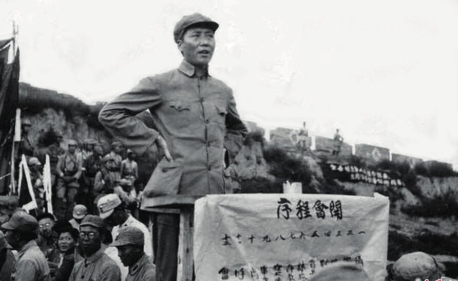 Mao Zedong speaking at a ceremony marking the graduation of the fourth batch of students of Yan’an Anti-Japanese University and the 11th anniversary of the Nanchang Uprising on August 1, 1938 (Photo: Portraits of Mao Zedong [1937-1938], 2025).