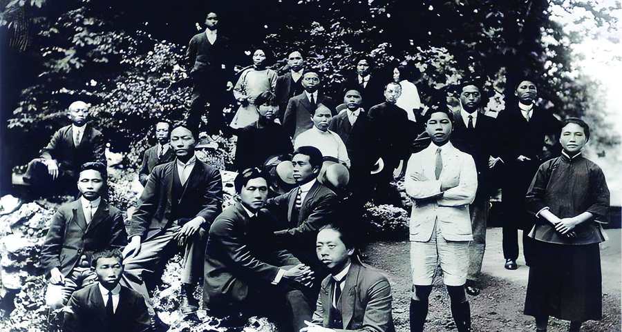 In July 1920, Cai Hesen, along with Xiang Junyu and other members of the Xinmin Society who remained in France, took a group photograph. (Zhongguo Qingnian Wang, n.d.)