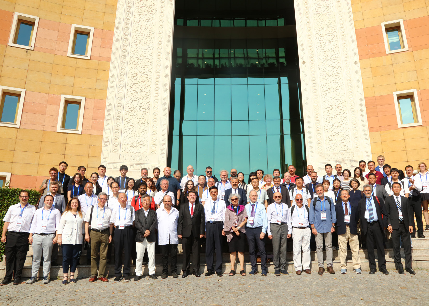 Forum katılımcılarının Yeditepe Üniversitesi Rektörlüğü önünde grup fotoğrafı (Fotoğraf: BRIQ, 2025).