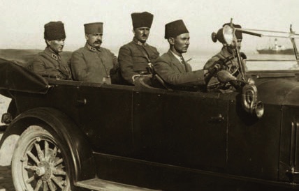 Mustafa Kemal'in, Genelkurmay Başkanı Fevzi (ÇAKMAK) Paşa ile İzmir’e gelişi, İzmir, 10 Eylül 1922. (Genel Kurmay Başkanlığı arşivinden)