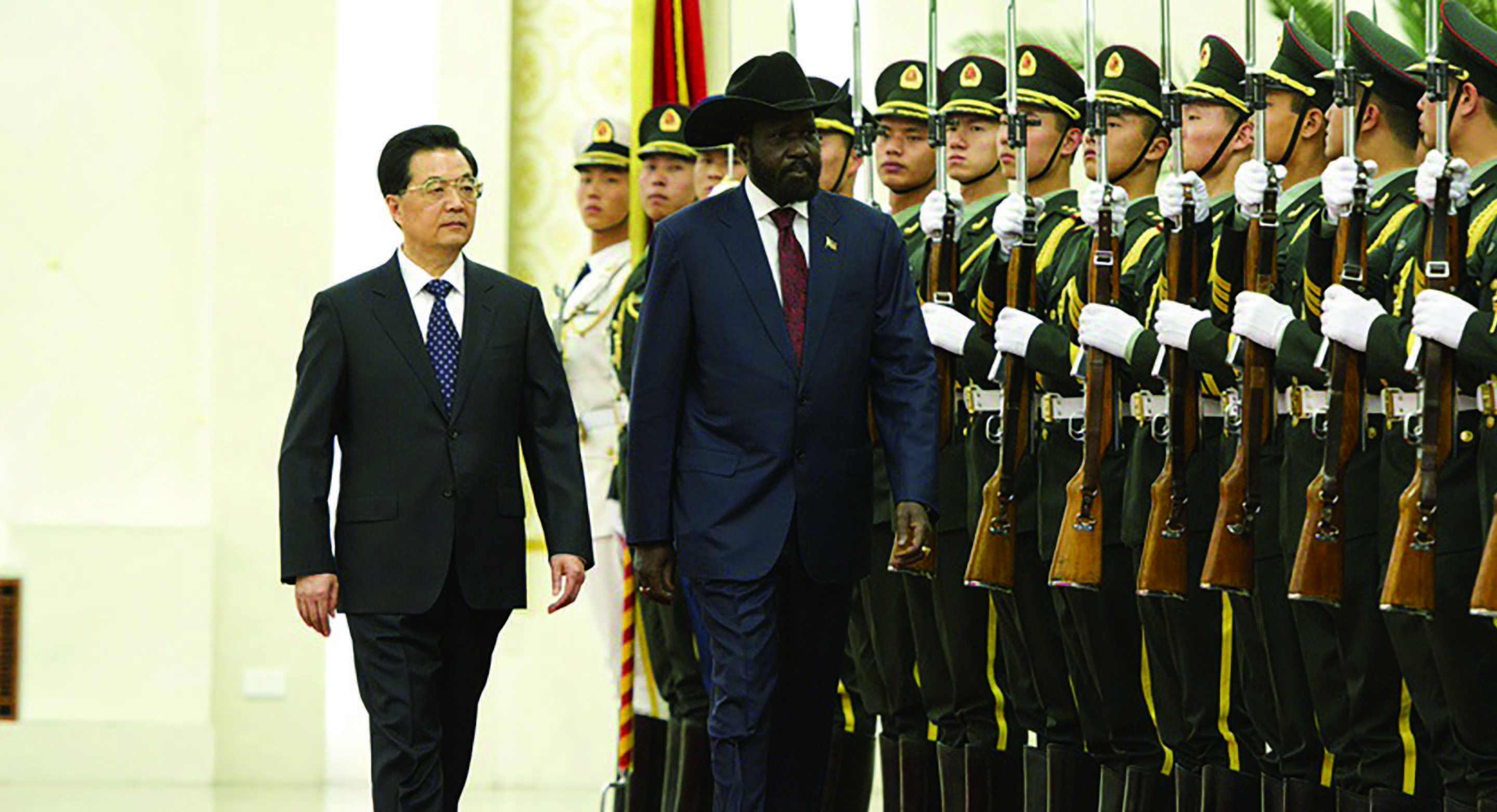Chinese President Hu Jintao welcomes South Sudanese President Salva Kiir Mayardit at the Great Hall of the People in Beijing, April 24, 2012. (Xinhua)