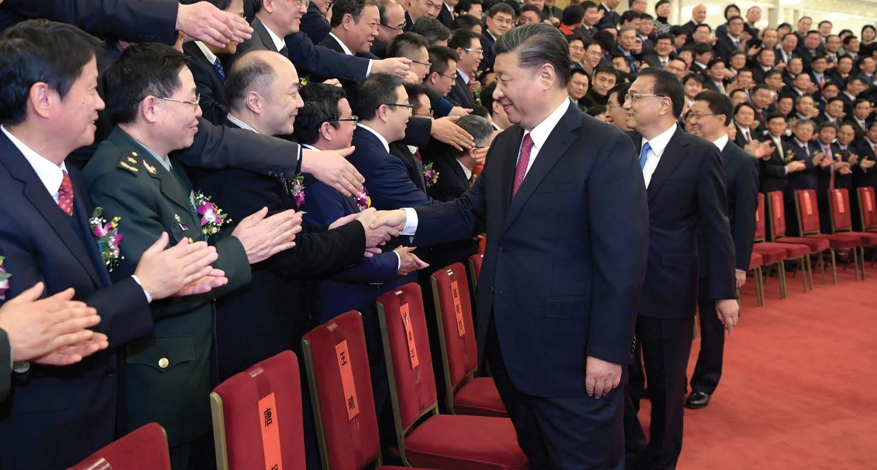 Çin Cumhurbaşkanı Xi Jinping, 10 Ocak 2020'de başkent Pekin'deki Büyük Halk Salonu'nda seçkin bilim insanları, mühendisleri ve araştırma projelerini onurlandırmak için düzenlenen törenden önce ödül kazananların temsilcileriyle bir araya geldi. (Li Xueren/Xinhua)