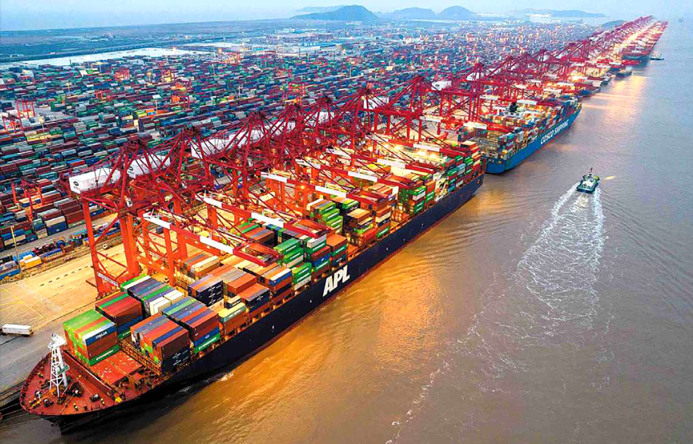  Şanghay'da yüklenen konteyner gemileri, Yangshan Limanı. (Ji Haixin/China Daily, 2022)