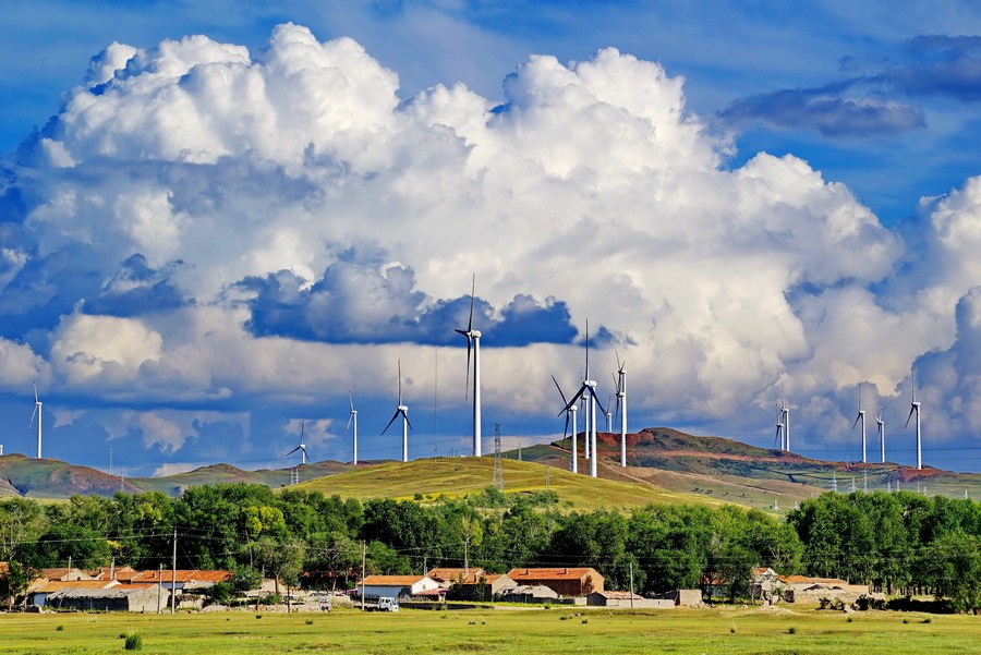 FOTO: The file photo shows a wind power plant in Zhangjiakou, North China's Hebei province. (Xinhua, 2021) 