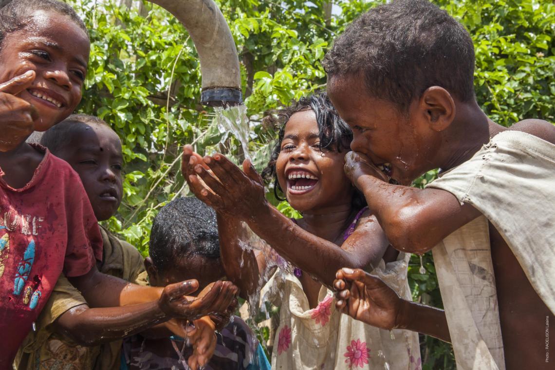 Dünya Sağlık Örgütü ve UNICEF tarafından yayımlanan raporlarda, 884 milyon insanın sağlıklı içme suyu kaynaklarından  bütünüyle yoksun olduğu görülüyor. (UNICEF web sitesi, 2019)