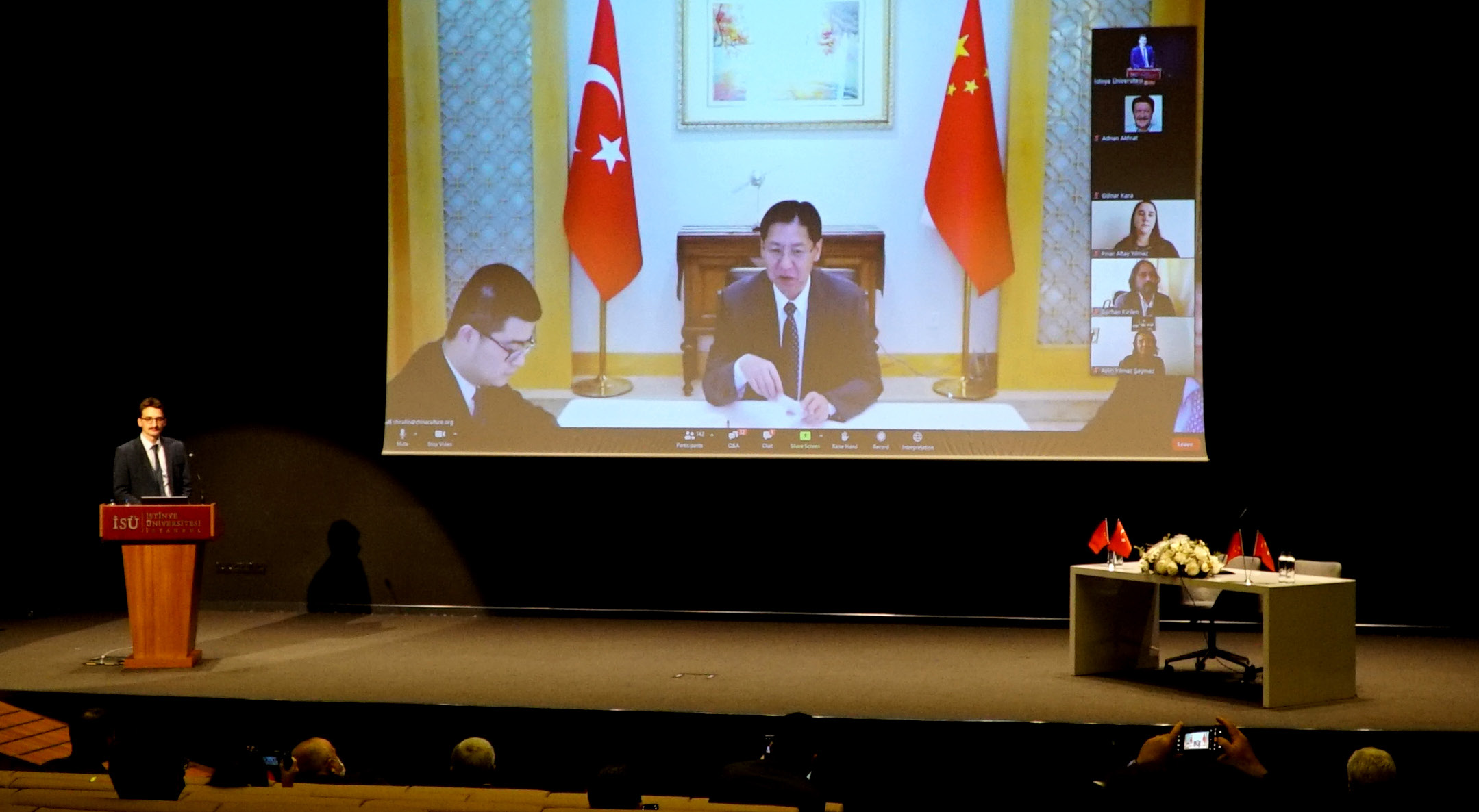 Çin Ankara Büyükelçisi konuşmasını yapıyor.