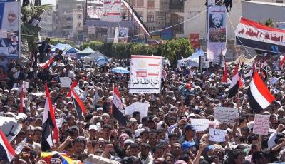 Sana Üniversitesi'ne yürüyen onbinlerce Yemenli gösterici, 1 Mart 2011.